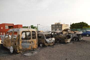 Cinco vehículos calcinados un incendio intencionado en un solar de El Ejido-Telde/TA.